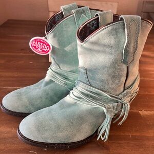 Women’s Laredo turquoise cowgirl boots / booties